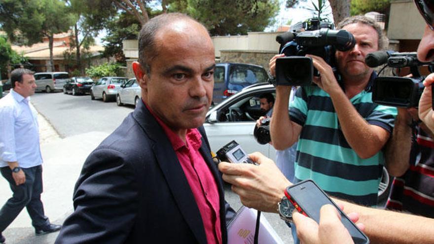 Daniel Pastor, a la salida del domicilio del jeque Al-Thani en Málaga en 2015