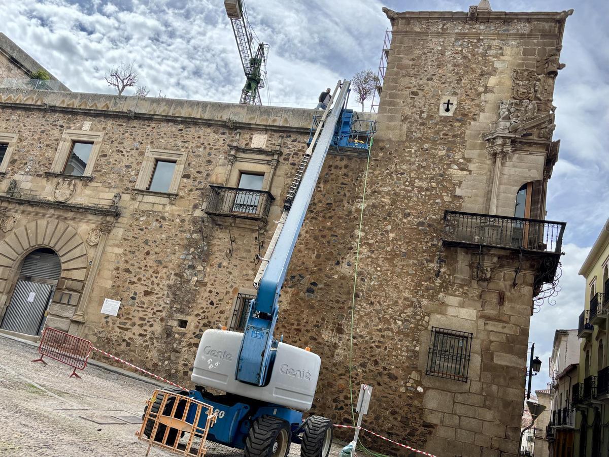 Acondicionamiento de la terraza 365º del Palacio de Godoy, con vistas a Santiago y la Montaña.