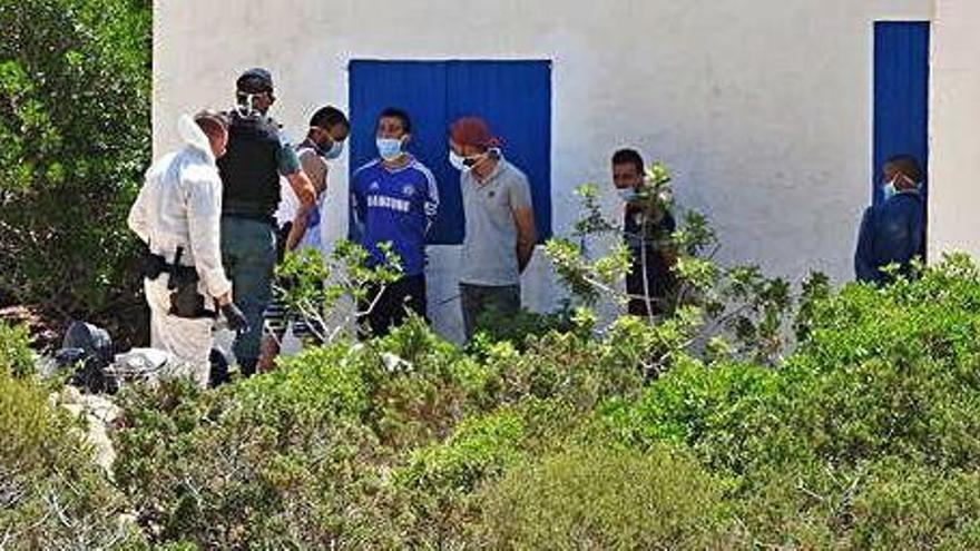 Los primeros migrantes que llegaron a Formentera el pasado lunes fueron detenidos por la Guardia Civil.