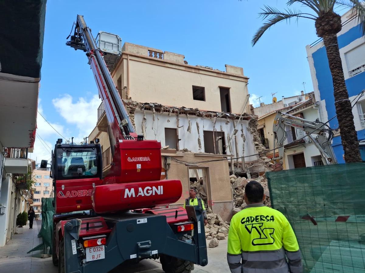 La demolición avanza desde la fachada hacia adentro. Ya se ha echado abajo el zaguán