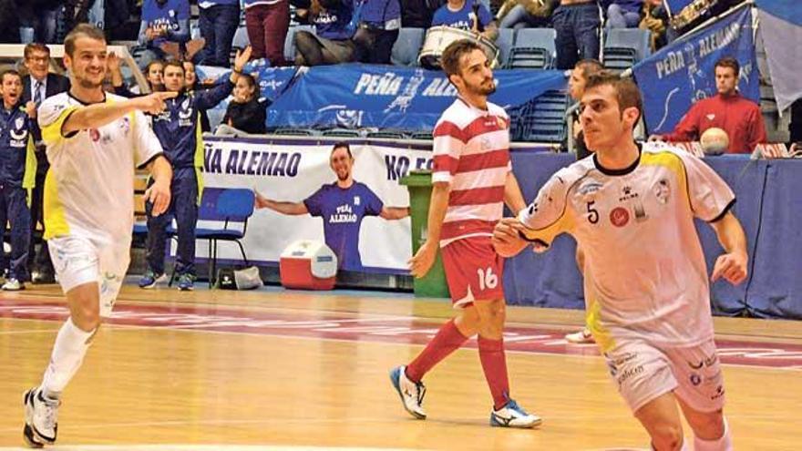 Jugadores del Santiago Futsal celebran uno de sus goles al Palma en el partido de ayer.