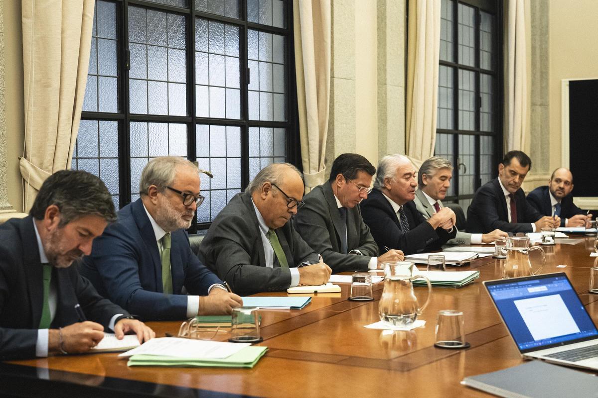 El consejero delegado de Iberdrola España, Mario Ruiz-Tagle, junto al consejero delegado de Endesa, José Bogas, y el presidente de Naturgy, Francisco Reynés, este martes en la sede de la CNMC.
