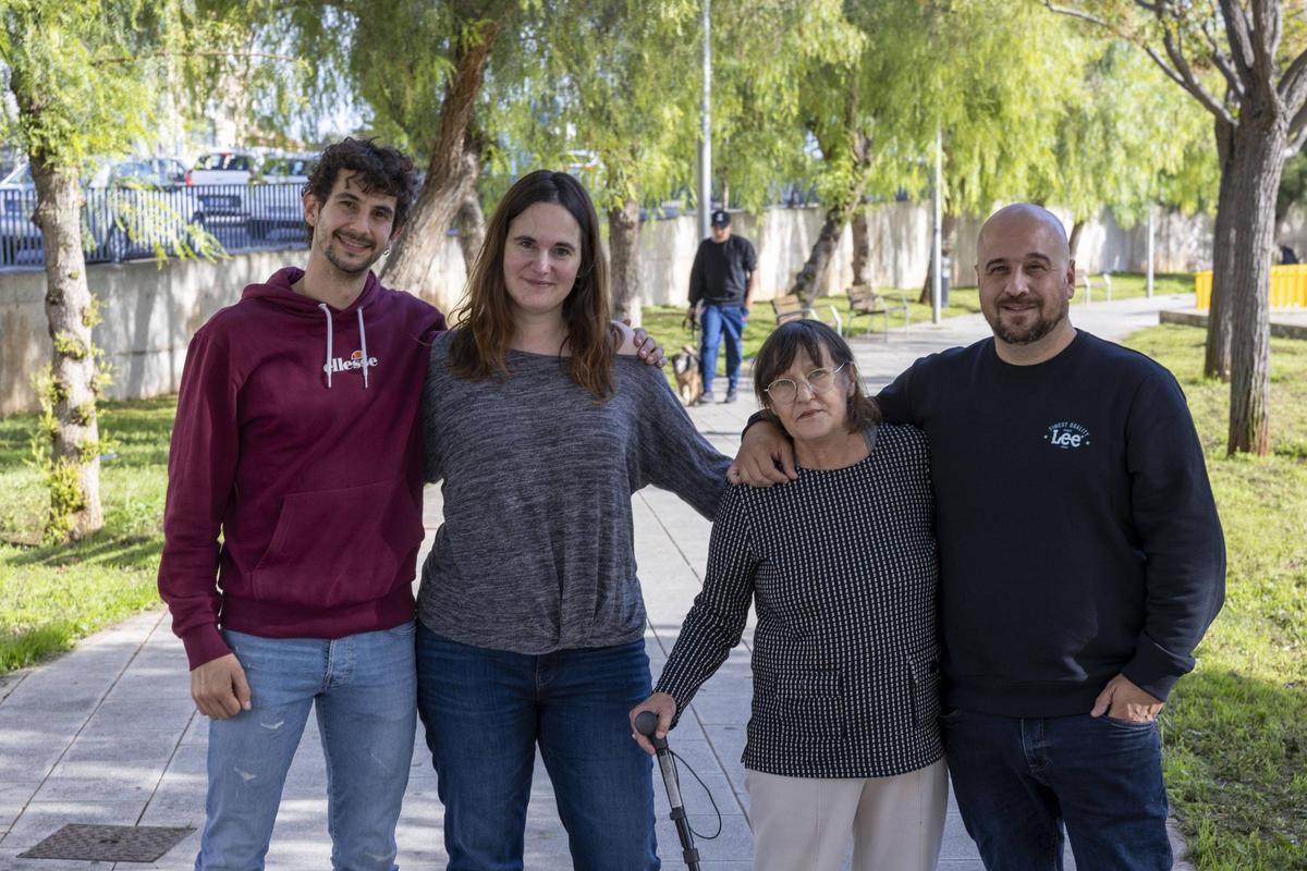Los técnicos de Gira-Sol, junto a Llucía Cercós Planas, en Palma.