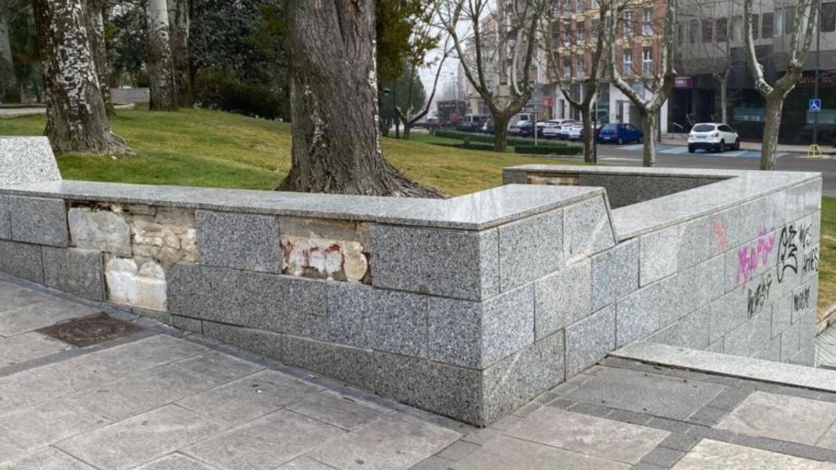 Losetas desprendidas en el parque de La Marina.