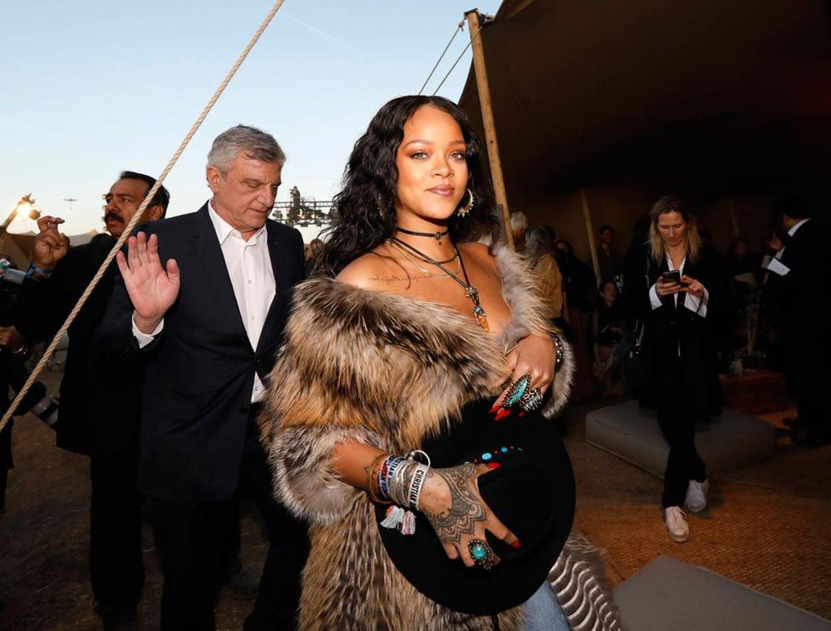 Rihanna con abrigo de piel