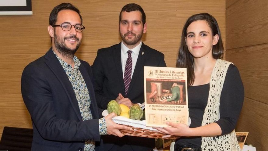 El edil (i) y el hermano mayor (c) con una de las premiadas.