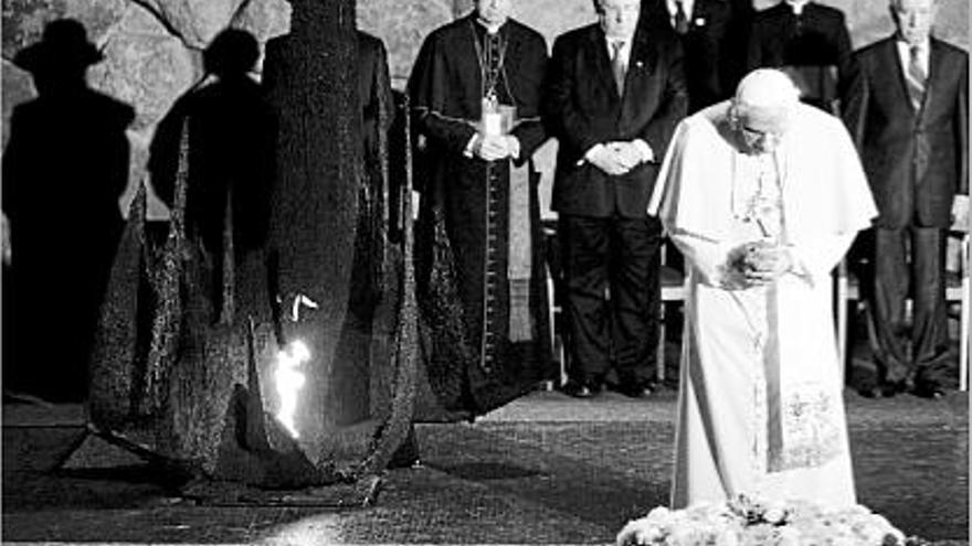 Benet XVI resa en el Memorial de les Víctimes de l&#039;Holocaust, a Jerusalem