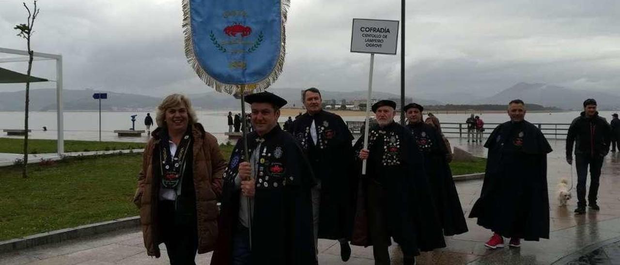 Miembros de la Cofradía do Centolo Larpeiro durante el desfile cívico por las calles de Santoña. // FdV