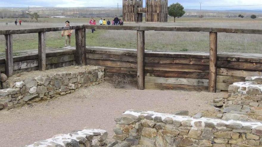 Imagen del campamento romano de Petovonium durante una visita escolar.