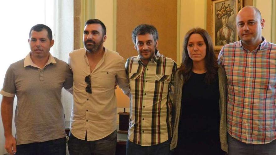 Ferreiro (c), con miembros de la Federación de Peñas.