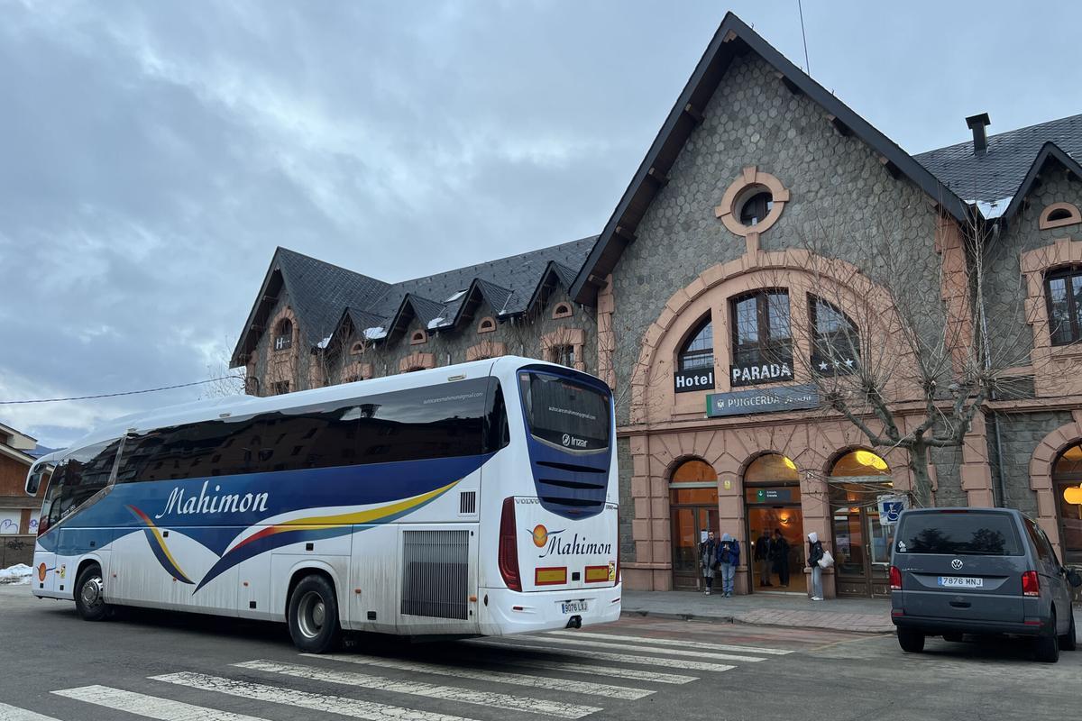 Un autocar aturat davant l'estació de tren de Puigcerdà per recollir els usuaris de l'R3 que opten pel transport alternatiu per carretera