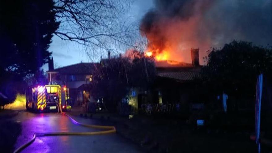 Un incendio calcina parte de un restaurante de Lalín
