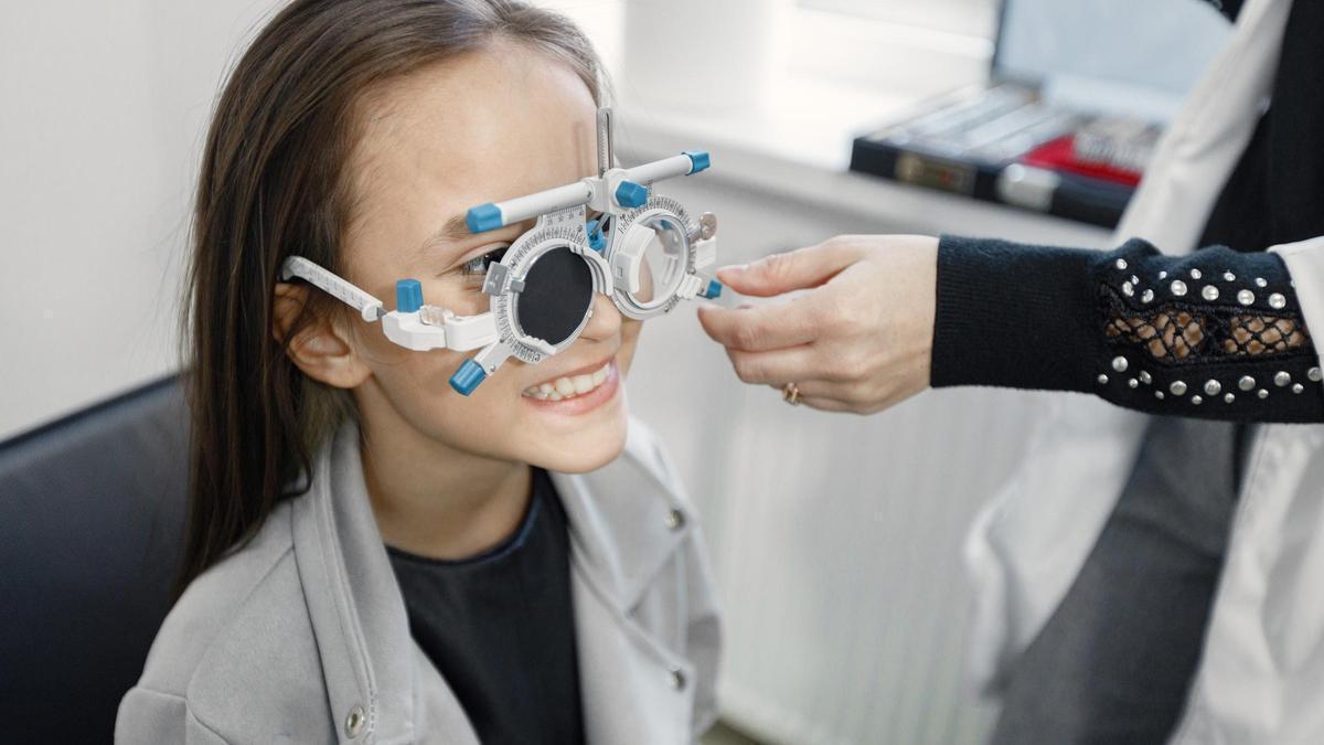 Adiós a pagar por las gafas y las lentillas: la Seguridad Social las regala a este sector de la población