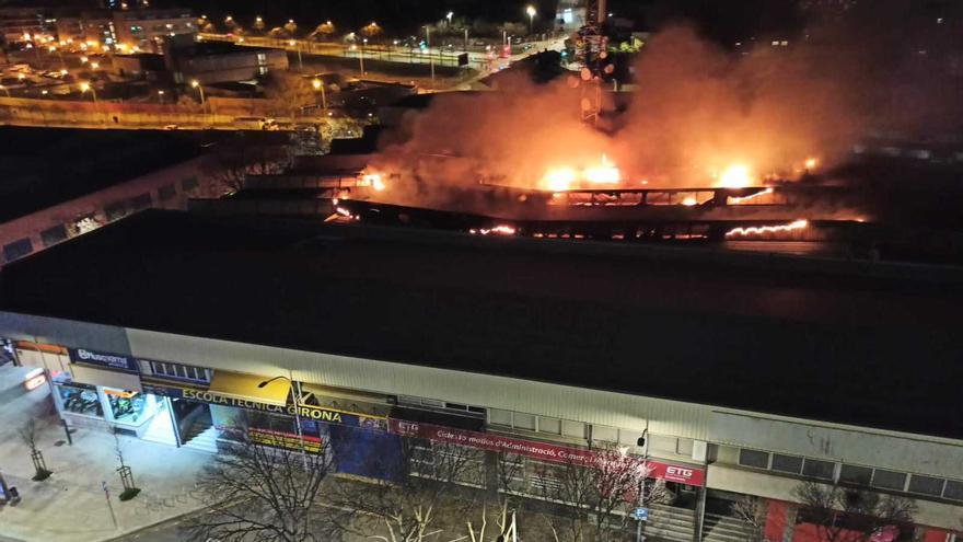 Vídeo: Espectacular incendi en un concessionari de motos de Girona