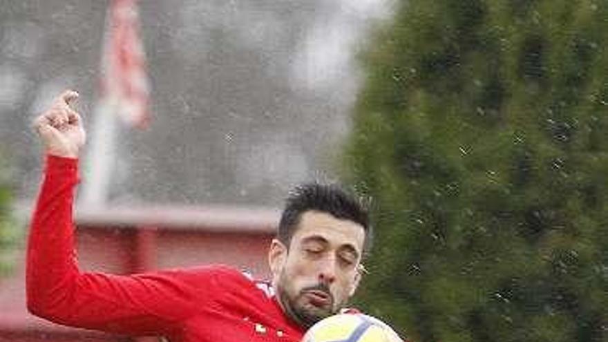 Álex Pérez despeja un balón en el entrenamiento de ayer.