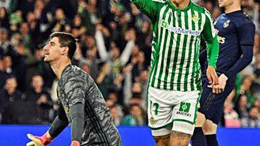 Tello celebra el gol de la victòria davant de la desesperació de Courtois