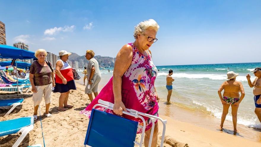 Turistas jubilados disfrutando de la playa en Benidorm.