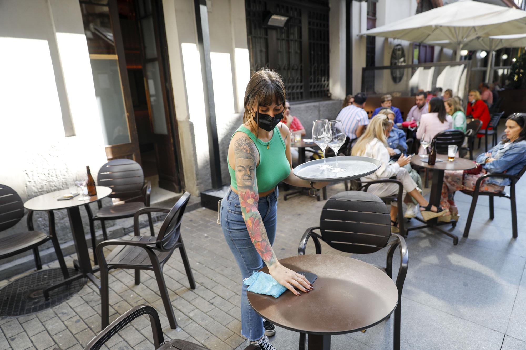 Las terrazas se repliegan en Gijón entre peticiones de "flexibilidad"