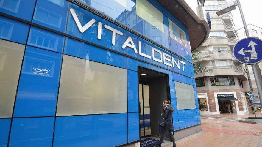 Un paciente entra de la clínica de Vitaldent. // Gustavo Santos