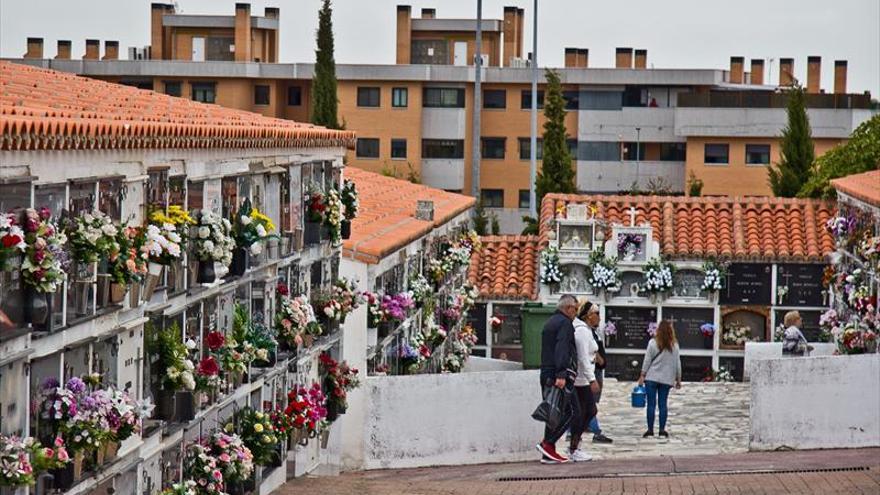 El cementerio abre diez horas y el bus refuerza el servicio por los Santos