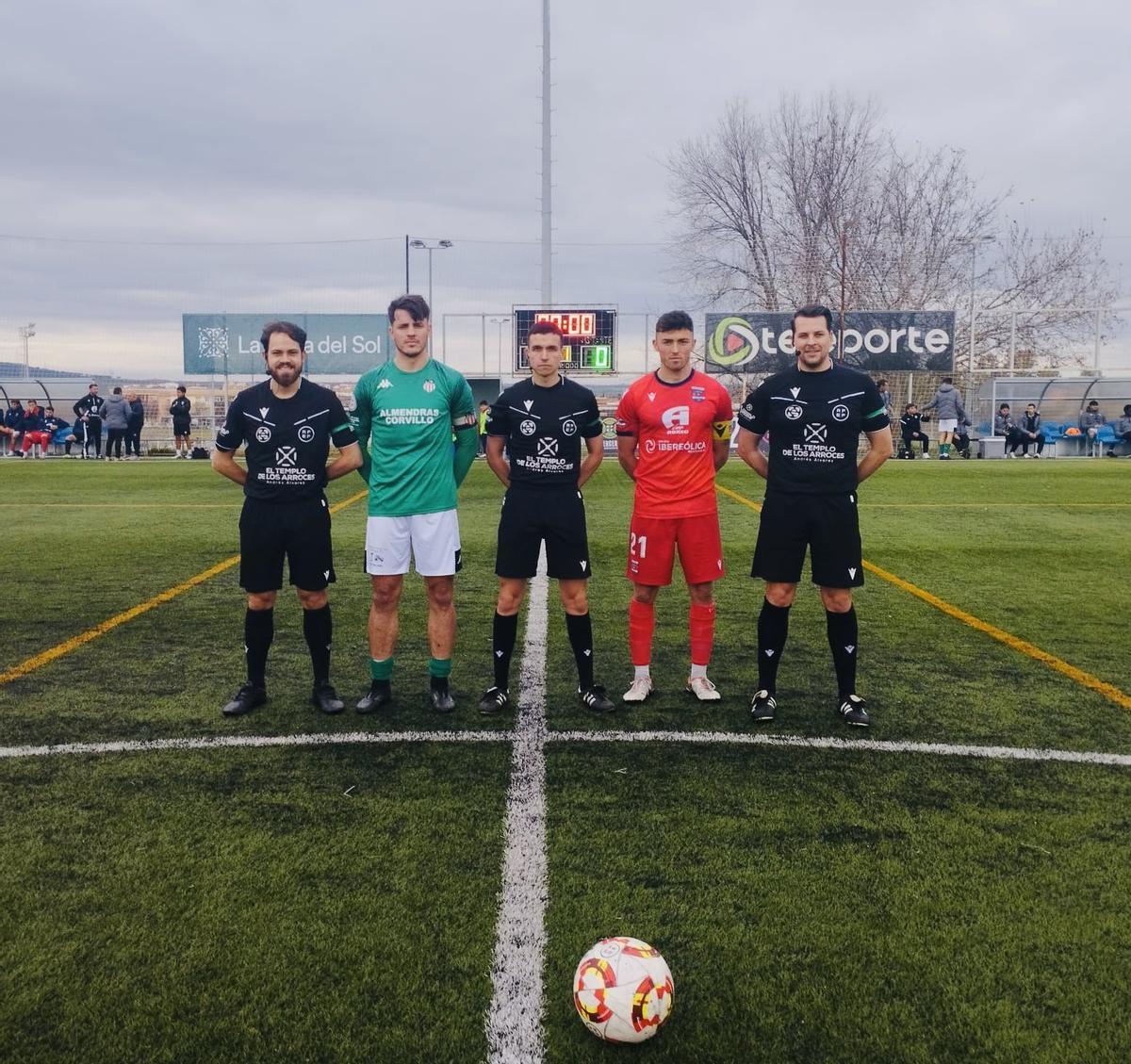 Los capitanes de Azuaga y Diocesano junto al trío arbitral, en Pinilla.