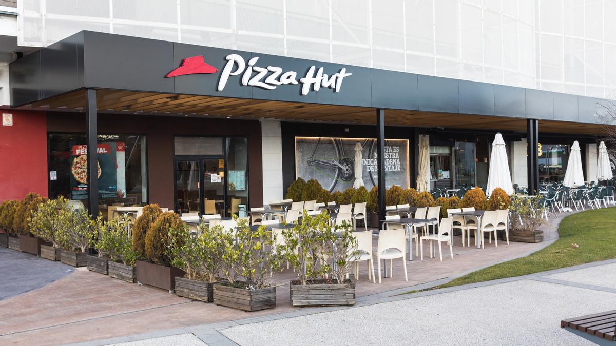 Madrid, Spain - December 06, 2021: General shot of the facade of the Pizza Hut restaurant.   FOTO: DAVID BENITO