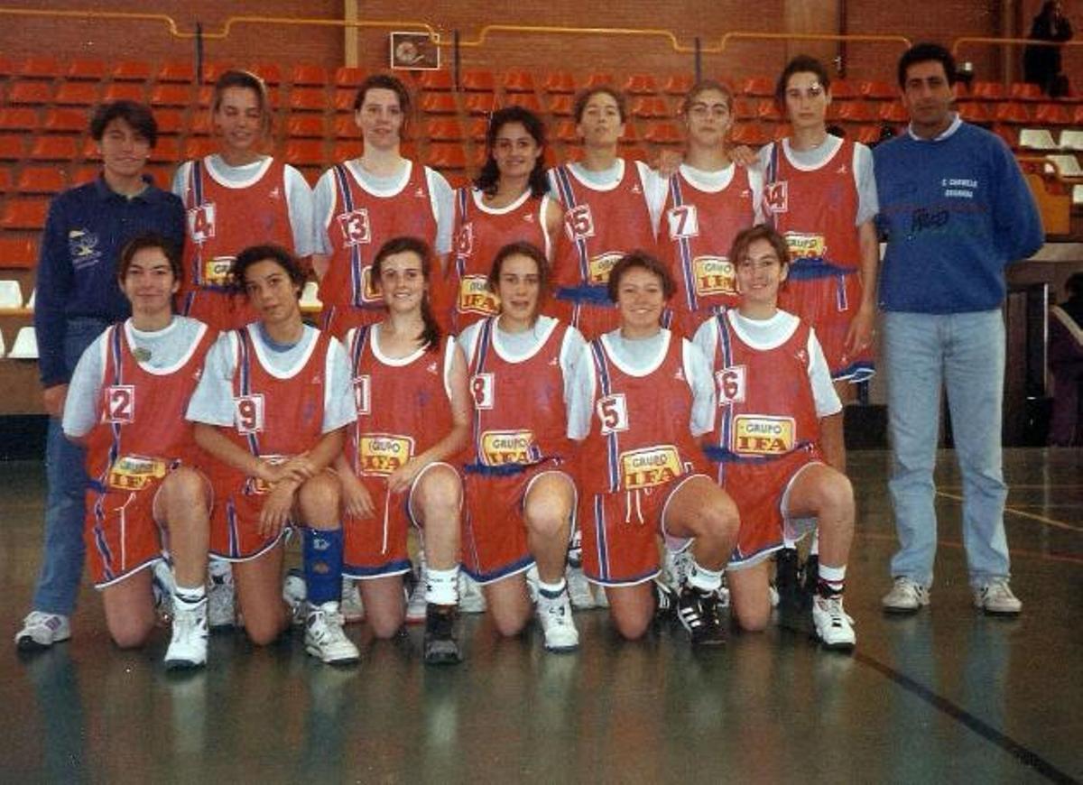 A los 15 años (tercera por la deracha de la fila de atrás) A los 15 años (tercera por la deracha de la fila de atrás)