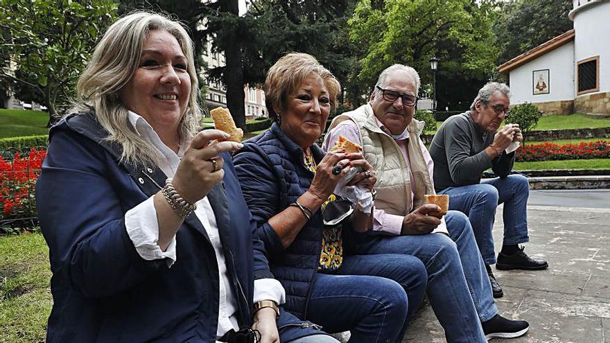 Por la izquierda, María del Mar Malgor, María Angustias González, Pedro Malgor y Jorge Malgor comiendo el bollo en el Campo. | Luisma Murias