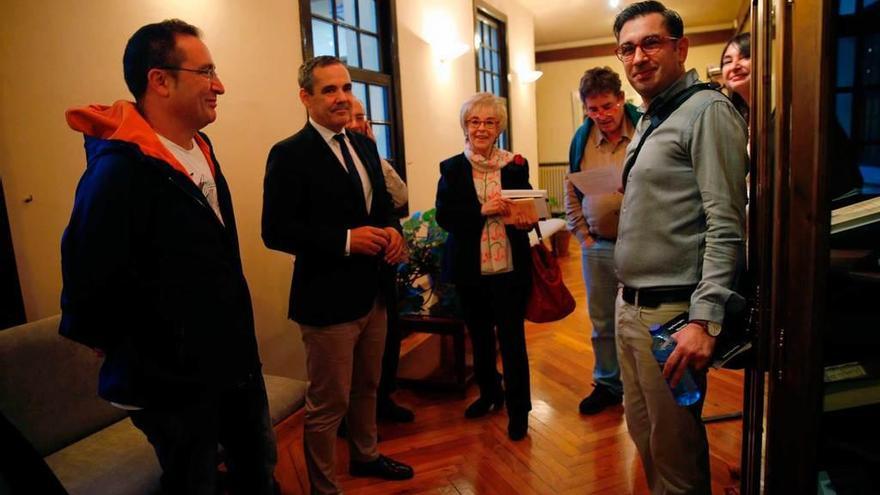 De izquierda a derecha, ayer en el palacio de Toreno, Carlos Marzal, Vicente Domínguez, José Luis García Martín (tras el anterior), Josefina Martínez, Luis García Montero, Jorge Barco y Aurora Luque.