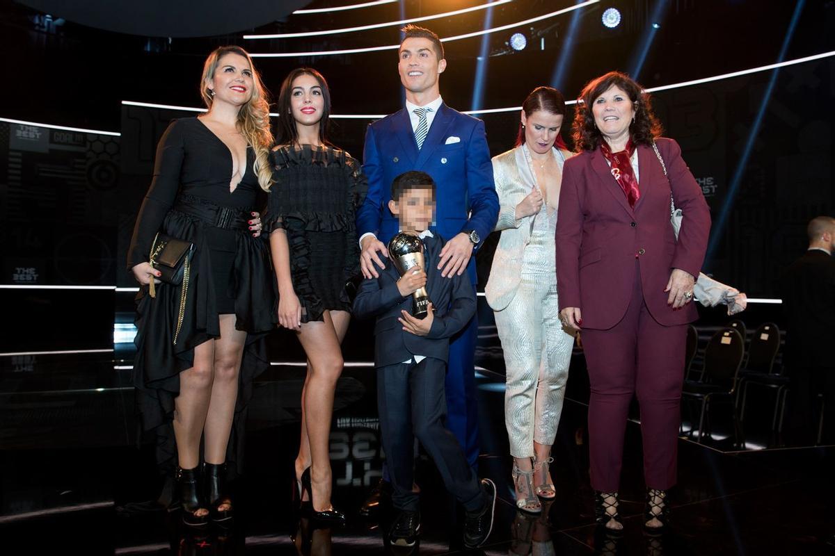 La familia de Cristiano Ronaldo arropa al gran galardonado