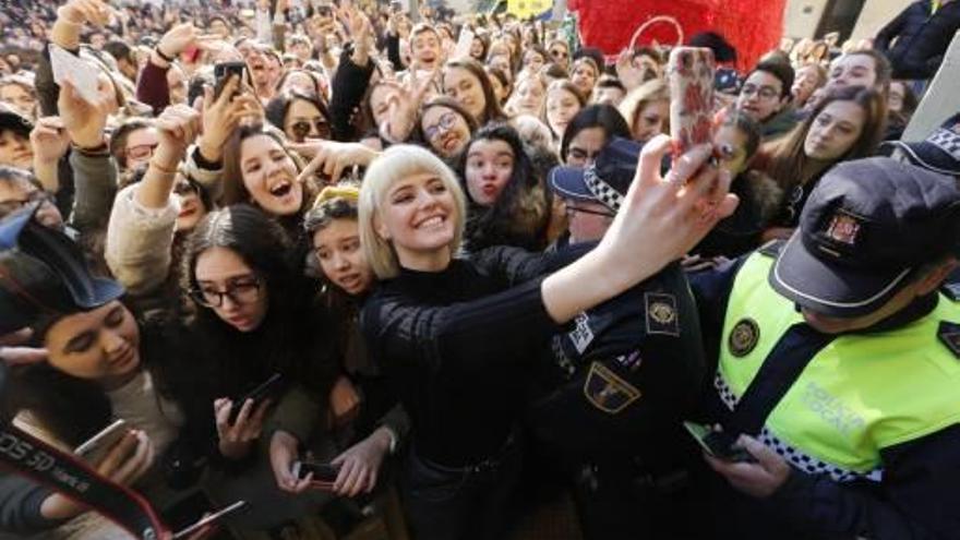 La cantante ilicitana Alba Reche, rodeada de seguidores, el pasado 5 de enero en la Plaça de Baix.