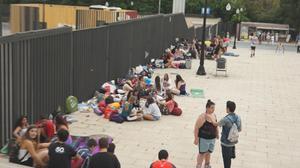 Joves fan cua per al concert de Miley Cyrus.