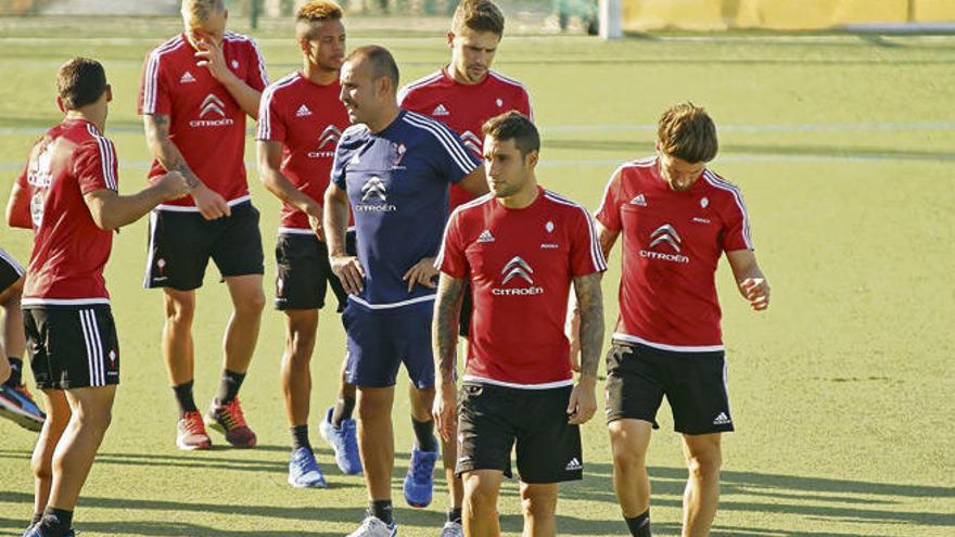 Jonny, Guidetti, Bongonda, Pablo Fernández (preparador físico), Fontás, Mallo y Planas, en A Madroa. // Jorge Santomé