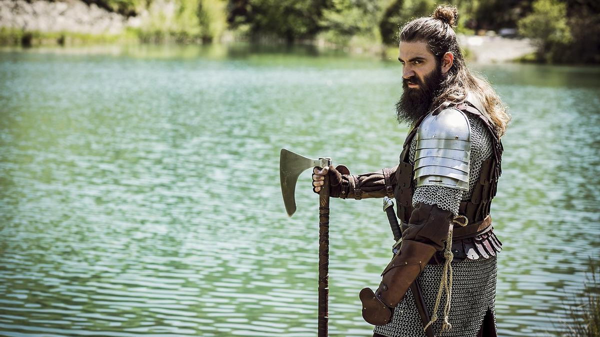 Una persona disfrazada de vikingo junto a un lado