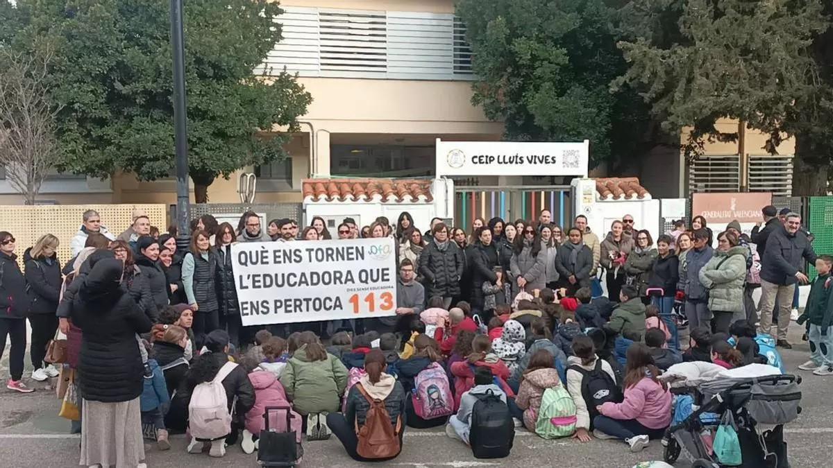 Protesta de familias a las puertas del CEIP Lluís Vives de Ontinyent.