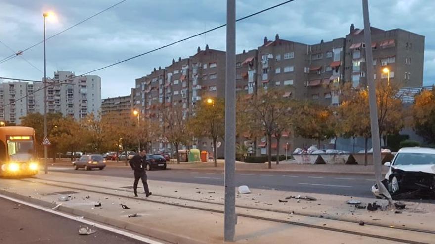 Un coche se estrella de madrugada contra una farola del TRAM