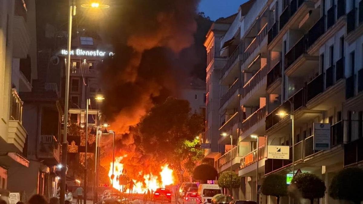 Un contenedor ardiendo provoca una gran humareda en As Barxas en Moaña