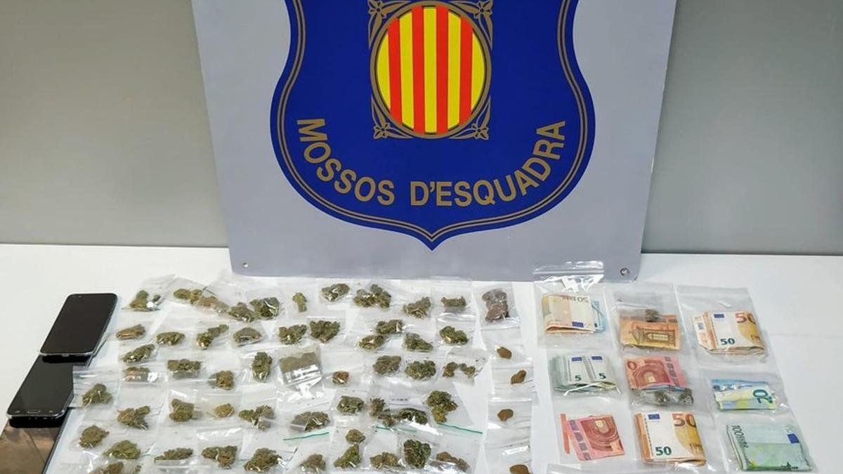 Imagen de la droga y el dinero intervenido durante la detención del grupo