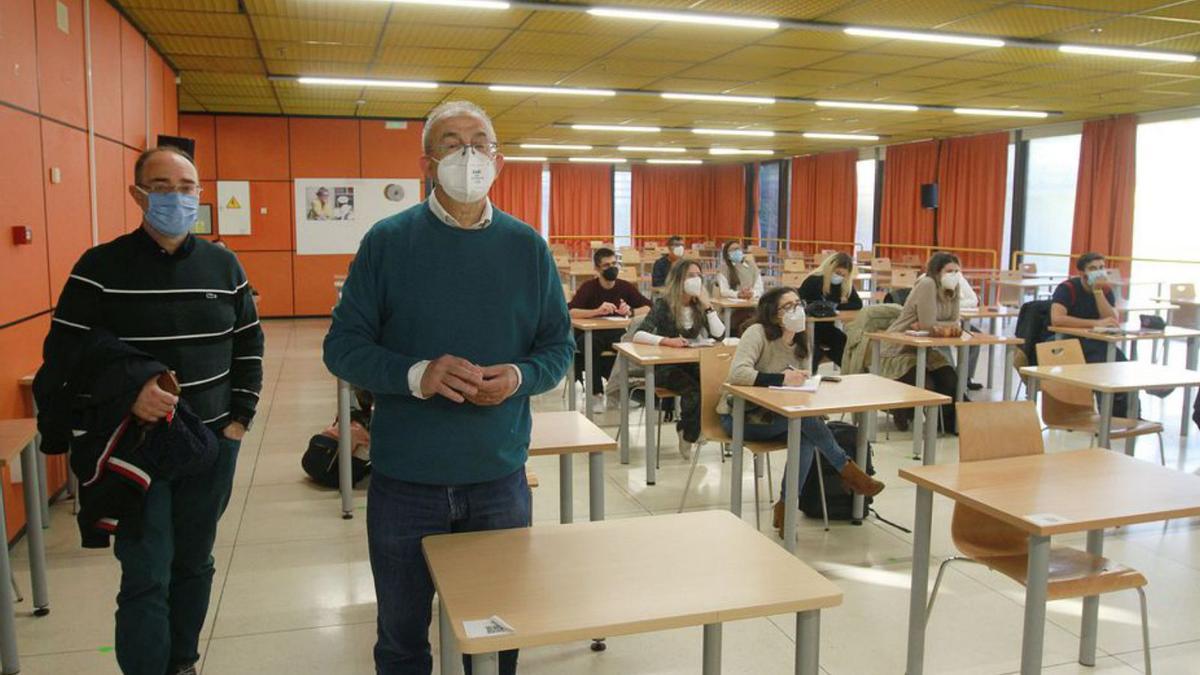 El docente Chema Faílde y Cid con alumnos del doctorado. |   // I. OSORIO