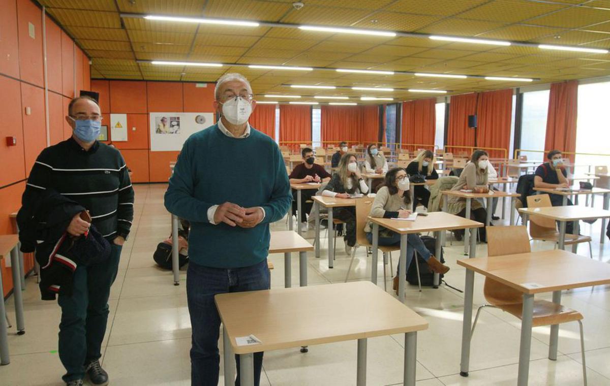 El docente Chema Faílde y Cid con alumnos del doctorado. |   // I. OSORIO