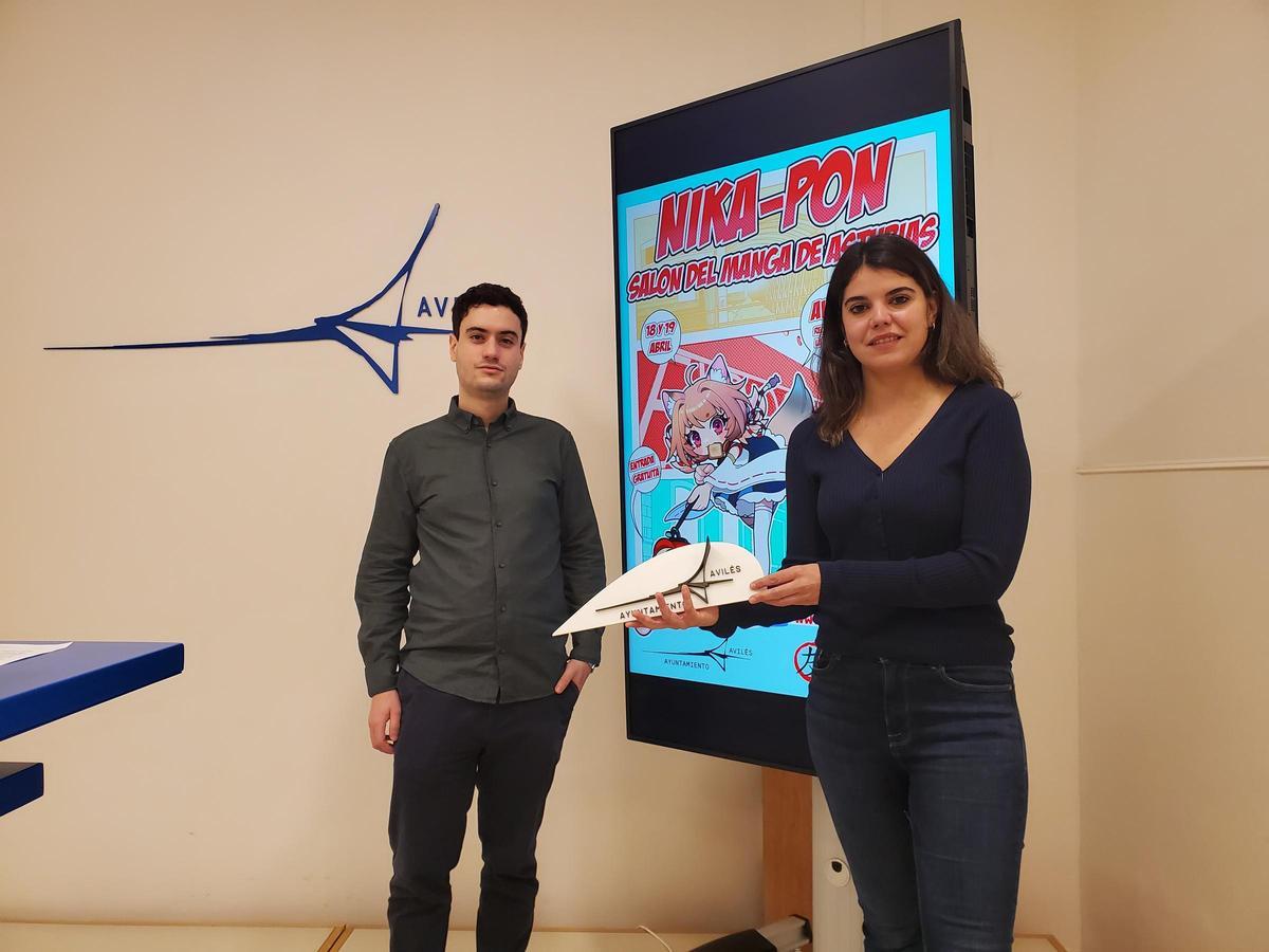 Adrián Santos y Raquel Ruiz, durante la presentación del nuevo salón del manga.