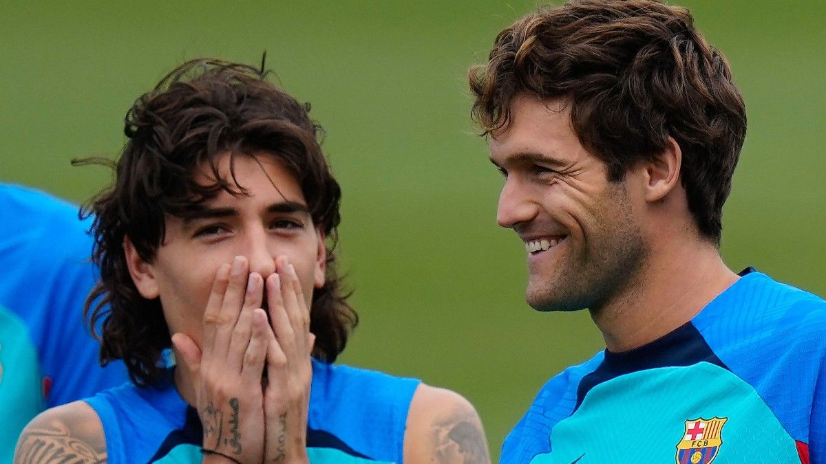 Héctor Bellerín y Marcos Alonso durante un entrenamiento con el Barça