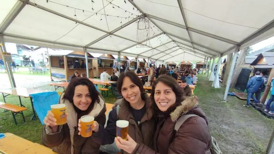 El festival de cerveza artesana de Langreo se sobrepone a la lluvia y congrega a decenas de visitantes