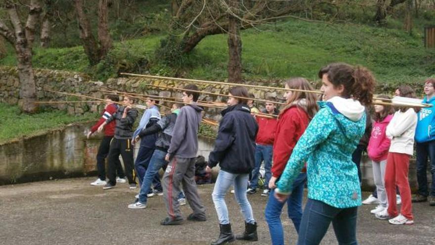 Varios alumnos valencianos aprenden a usar propulsores en Pimiango.