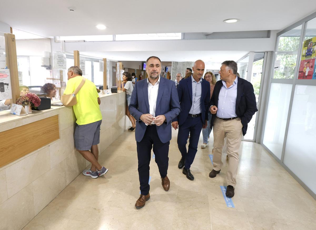 El conselleiro de Sanidade, Julio García Comesaña, durante su visita este jueves al centro de salud de Baltar, en Sanxenxo