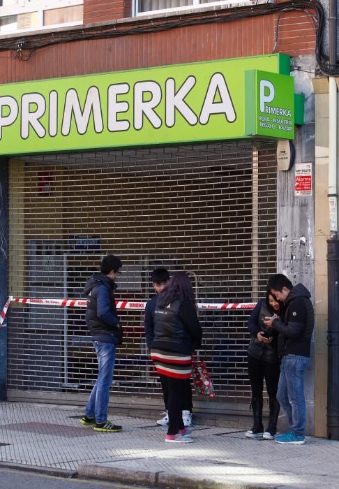 Vecinos, Bomberos y Policías en el edificio quemado en Pumarín.