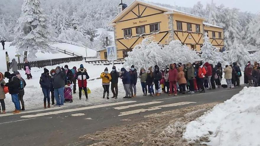 La nieve y la gran afluencia de personas han complicado la circulación en la sierra de Madrid.