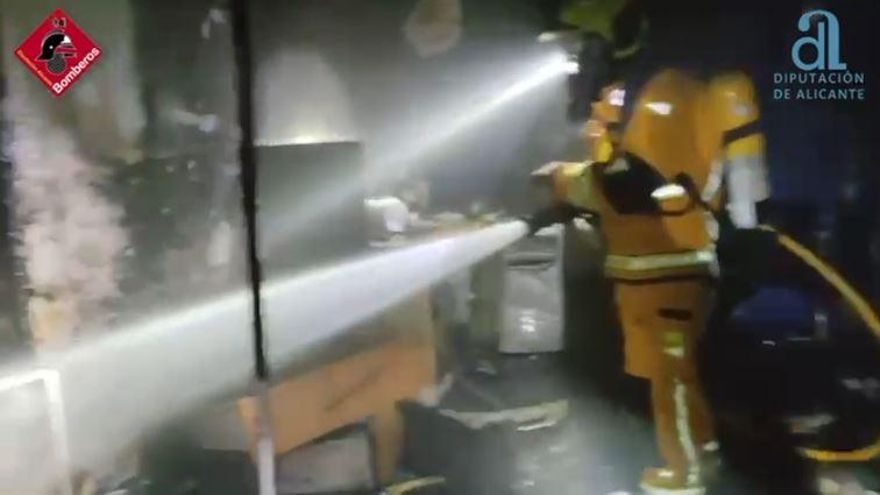 Un incendio en la calefacción arrasa una vivienda en Pinoso