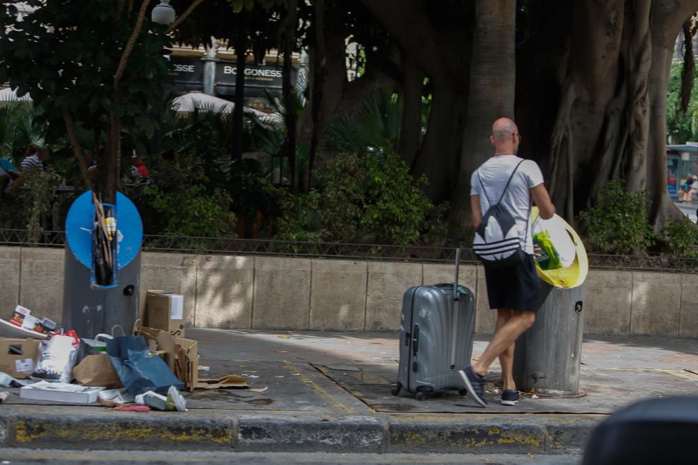 La basura vuelve a acumularse tras la segunda noche de huelga