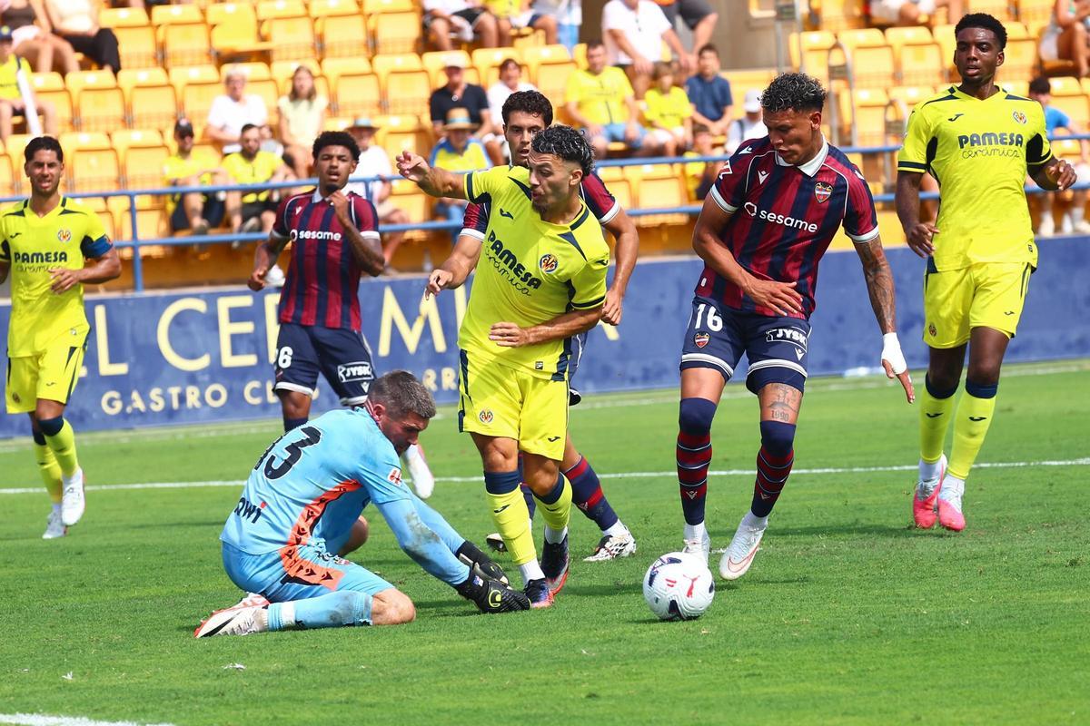 Gran jugada de Mikautadze para provocar el gol de Logan Costa para adelantar al Villarreal en el minuto 62.